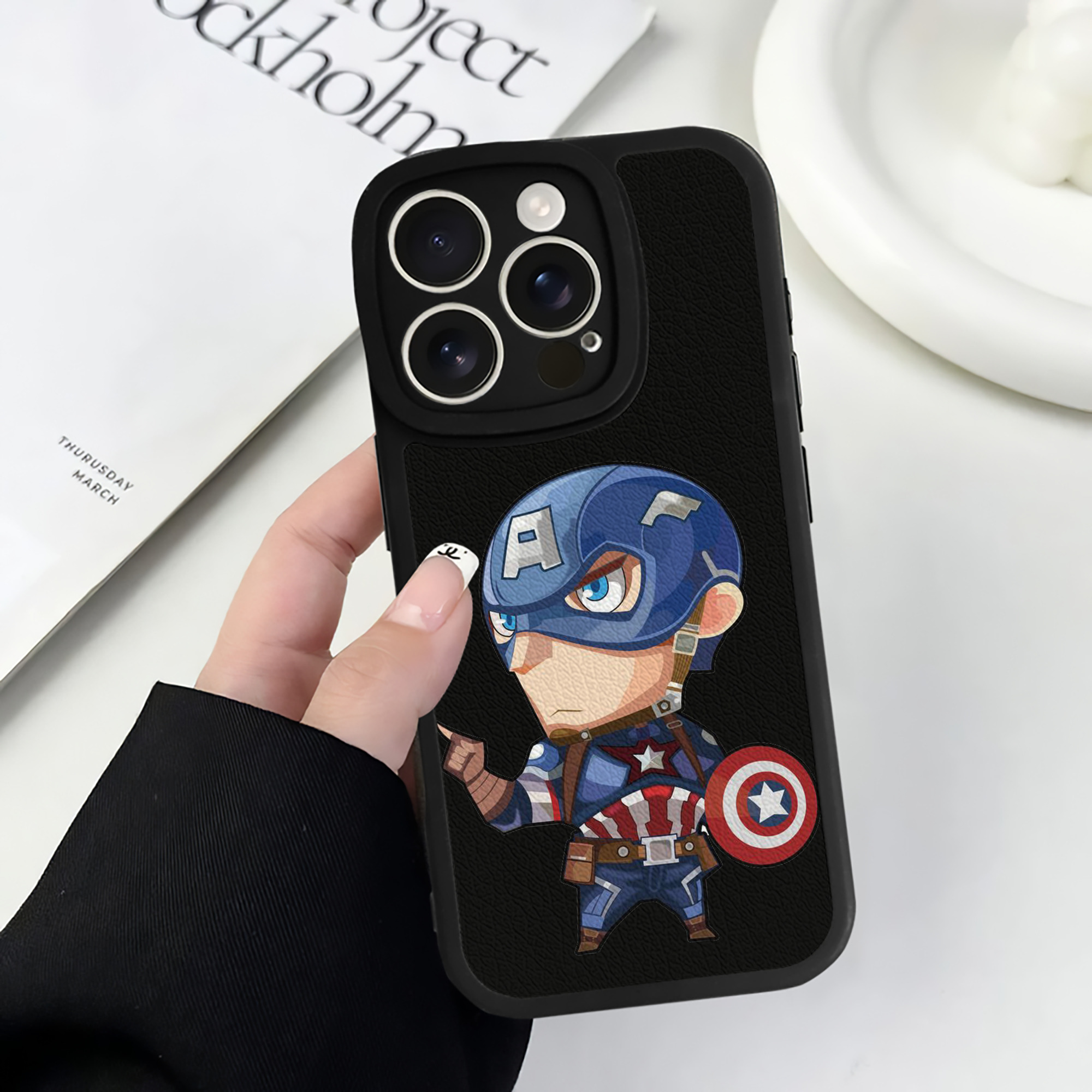 （画像用） アベンジャーズ The Avengers 【iPhone 16シリーズ対応】シリコンスマホケース（レザー調） 材質：シリコン